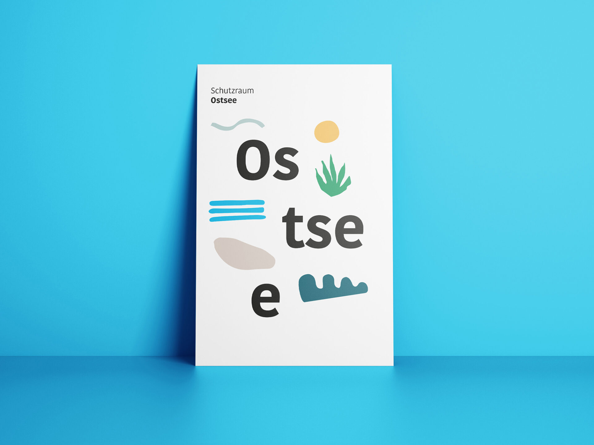 Postkarte vor blauem Hintergrund mit dem Schriftzug Ostsee