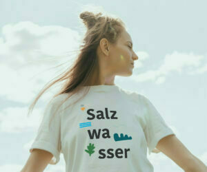 Frau in weißem T-Shirt mit dem Aufdruck Salzwasser